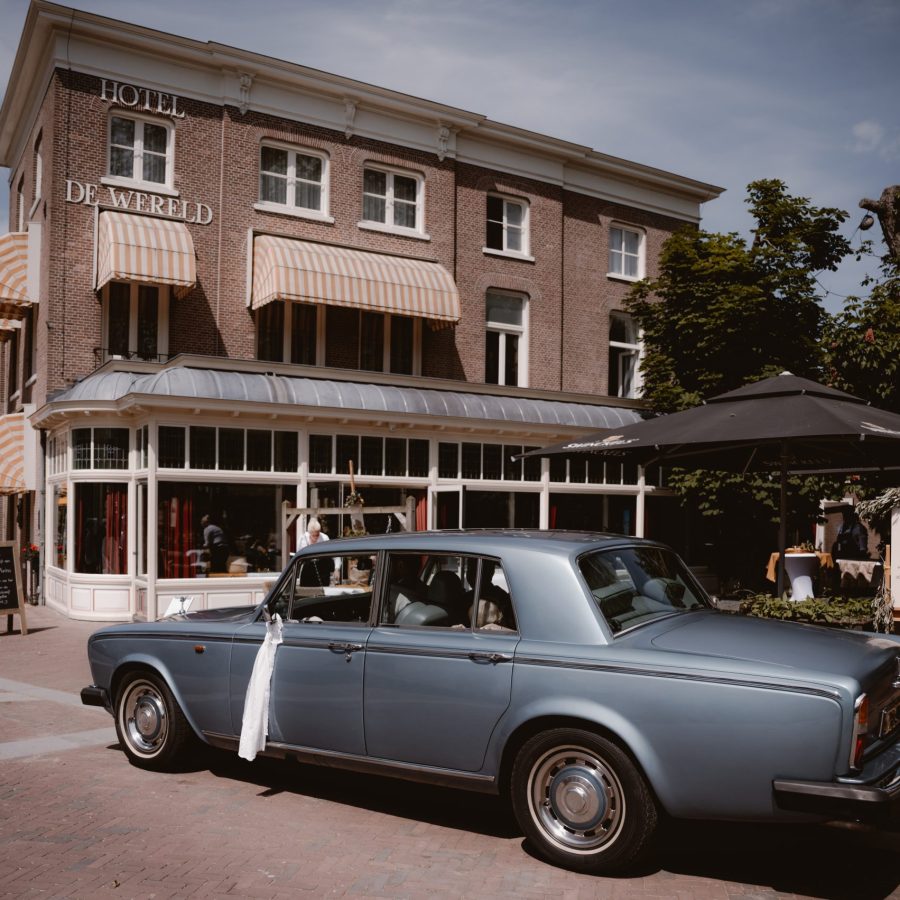 trouwauto voor hotel de wereld